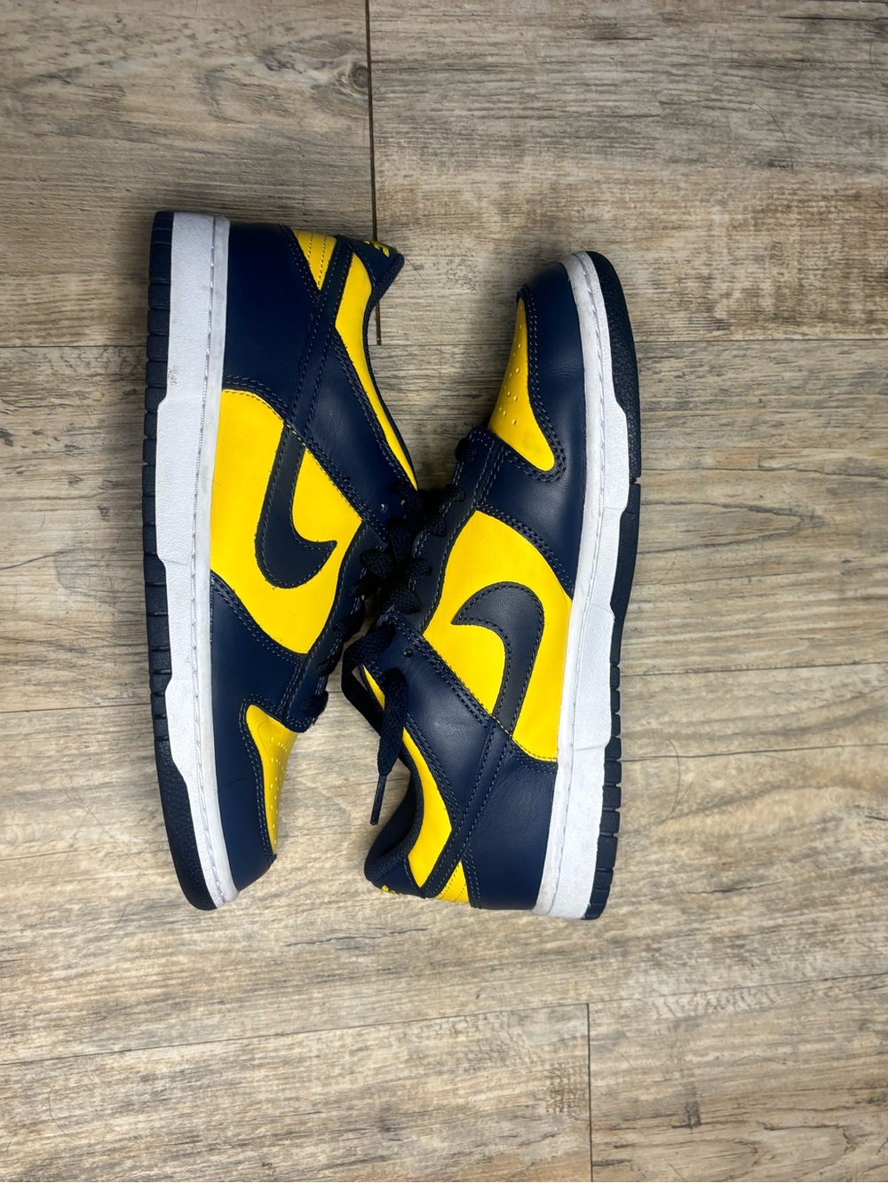 Nike Men's Navy and Yellow Low-Top Sneakers
